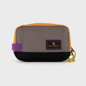 Une trousse de toilette en polyester recyclé orange et taupe Billybelt, vue de face sur fond blanc