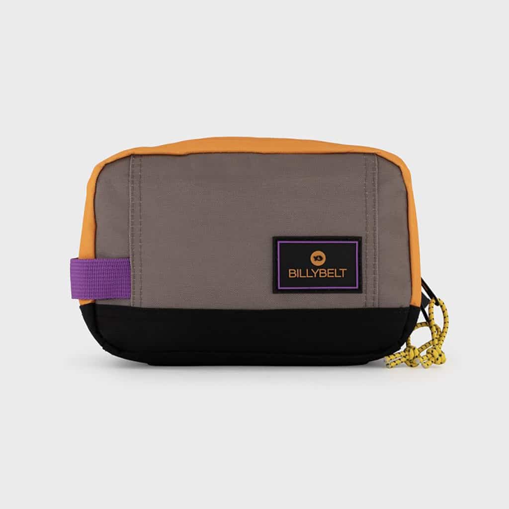 Une trousse de toilette en polyester recyclé orange et taupe Billybelt, vue de face sur fond blanc