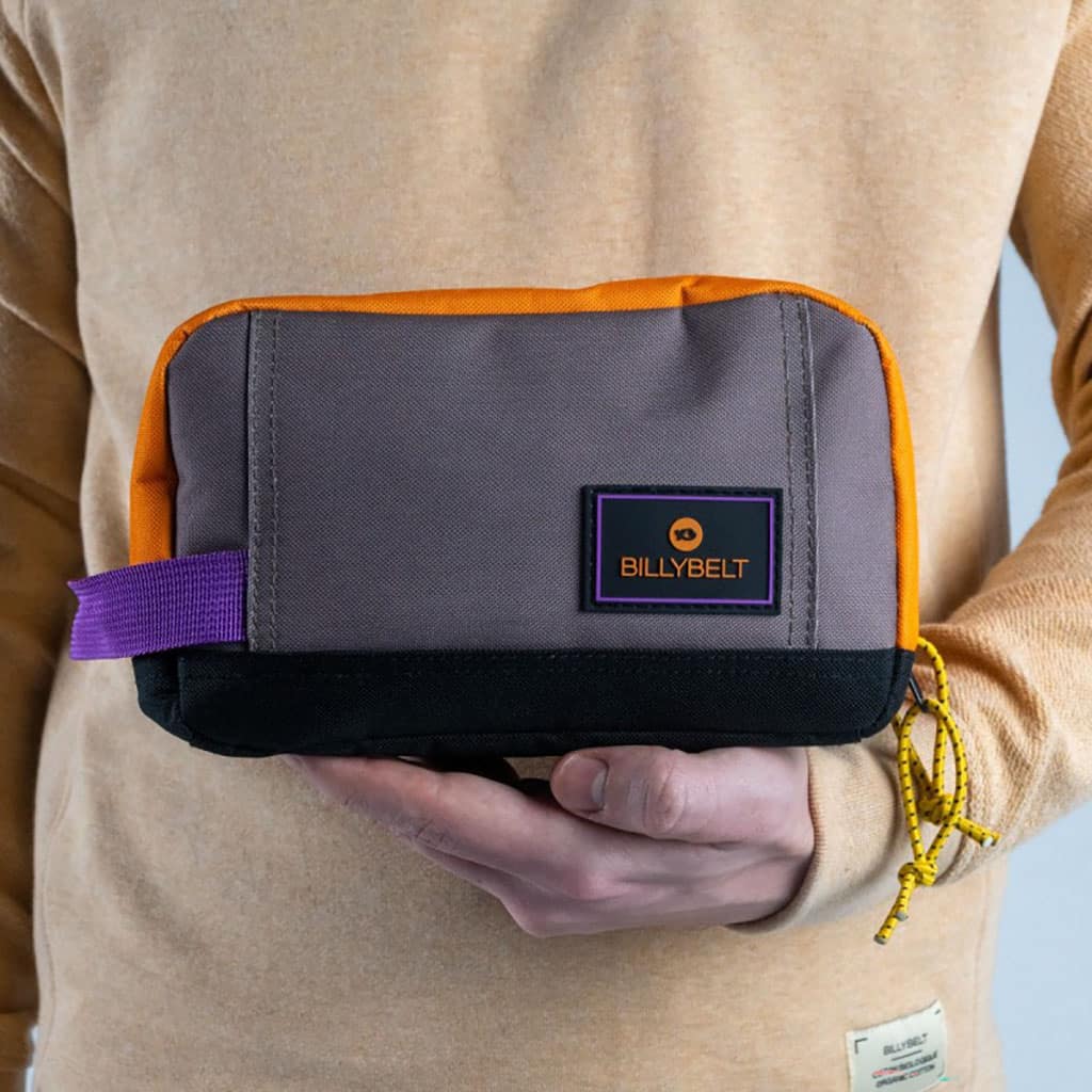 Une trousse de toilette en polyester recyclé orange et taupe Billybelt, ambiance