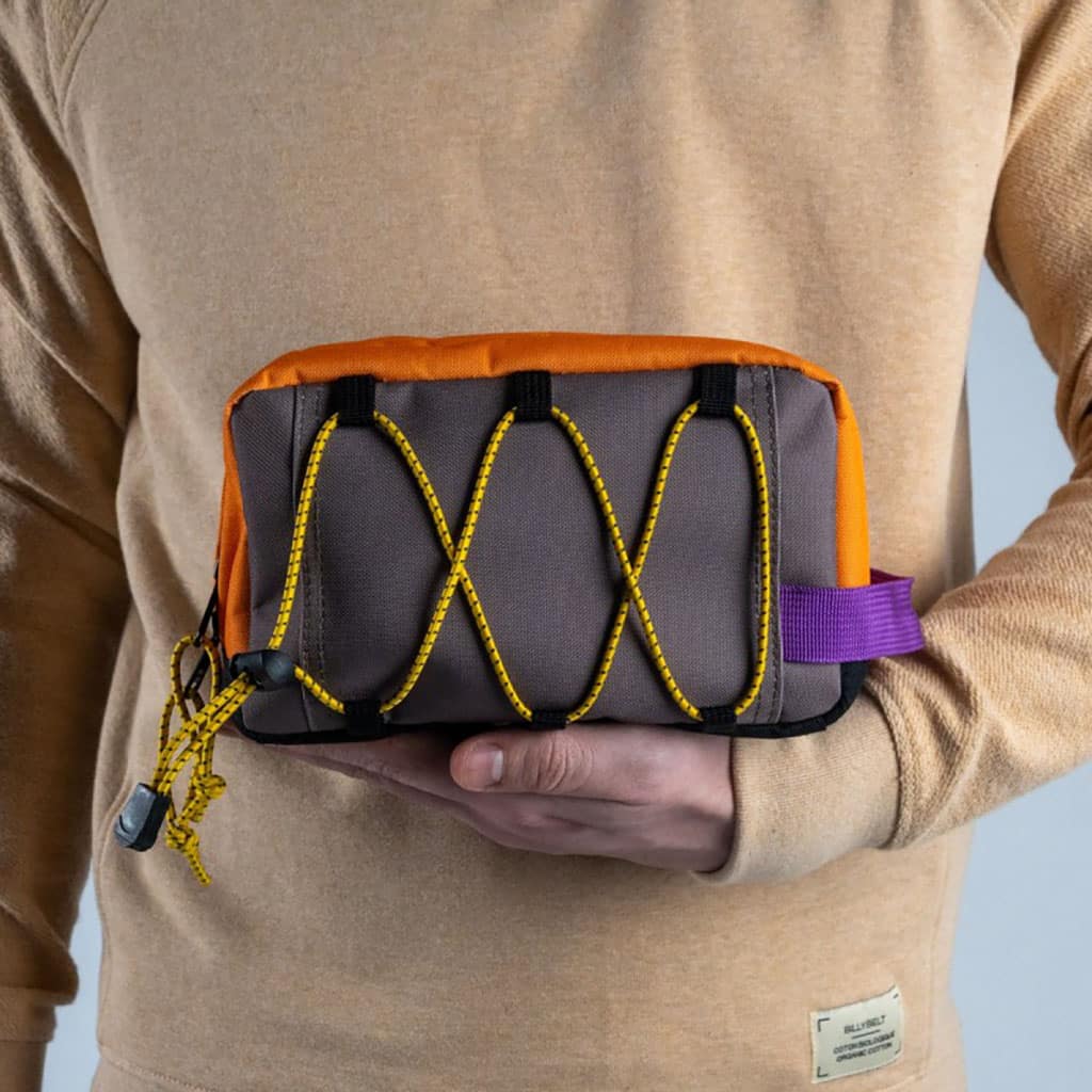 Une trousse de toilette en polyester recyclé orange et taupe Billybelt, ambiance