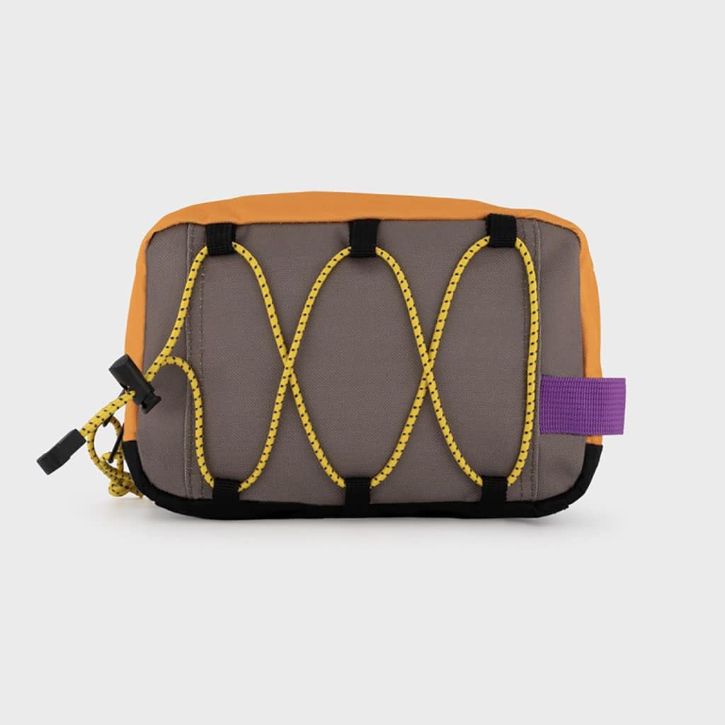 Une trousse de toilette en polyester recyclé orange et taupe Billybelt, vue de derrière sur fond blanc