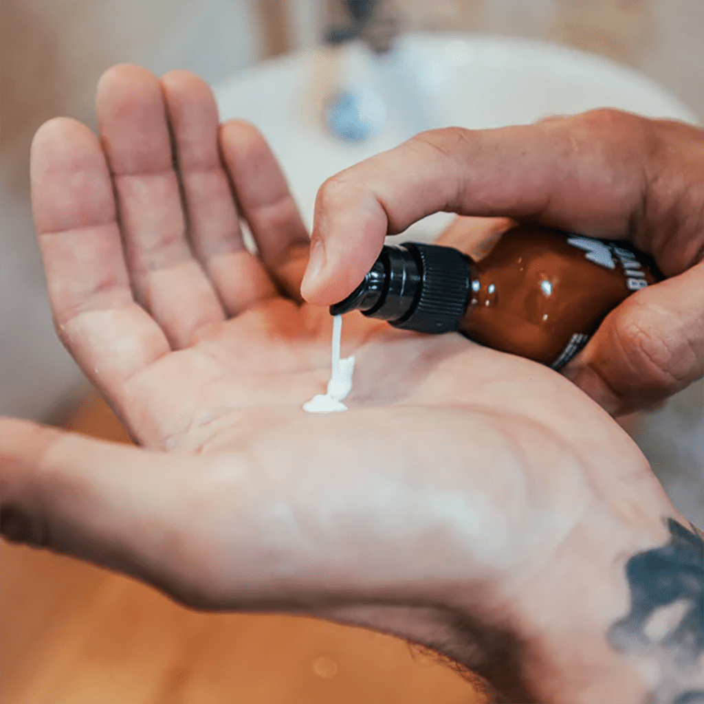 un gel hydratant pour le visage bio Bivouak, utilisé