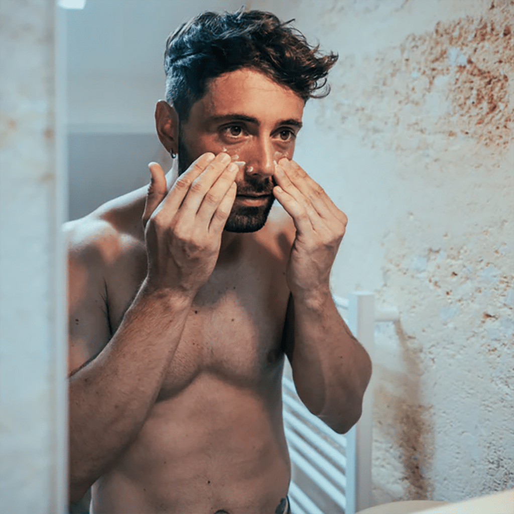 un gel hydratant pour le visage bio Bivouak, utilisé