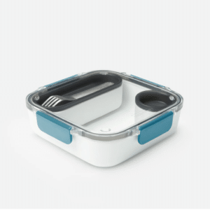 une boîte à déjeuner bleu Black+Blum, vue de face sur fond blanc