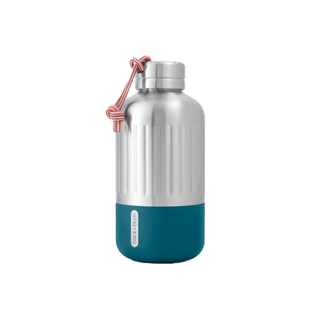 Une bouteille isotherme explorer petite Black+Blum, vue de face sur fond blanc