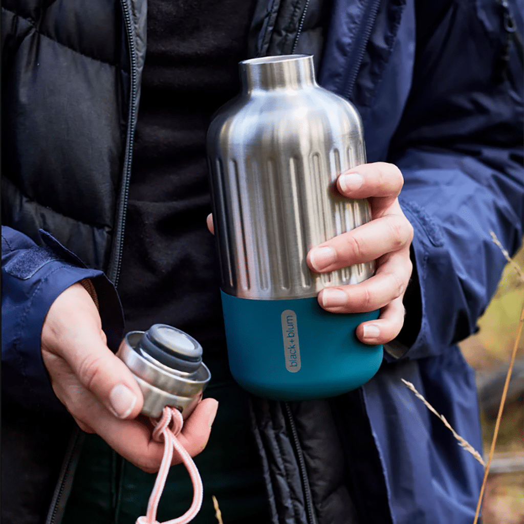 Une bouteille isotherme explorer petite Black+Blum, vue de face sur fond blanc