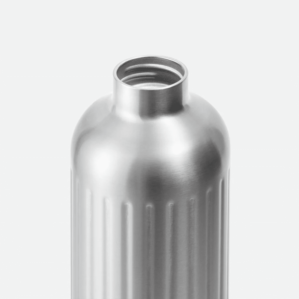 Une bouteille isotherme explorer petite Black+Blum, vue de face sur fond blanc