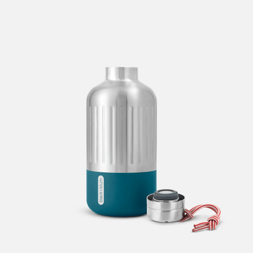 Une bouteille isotherme explorer petite Black+Blum, vue de face sur fond blanc