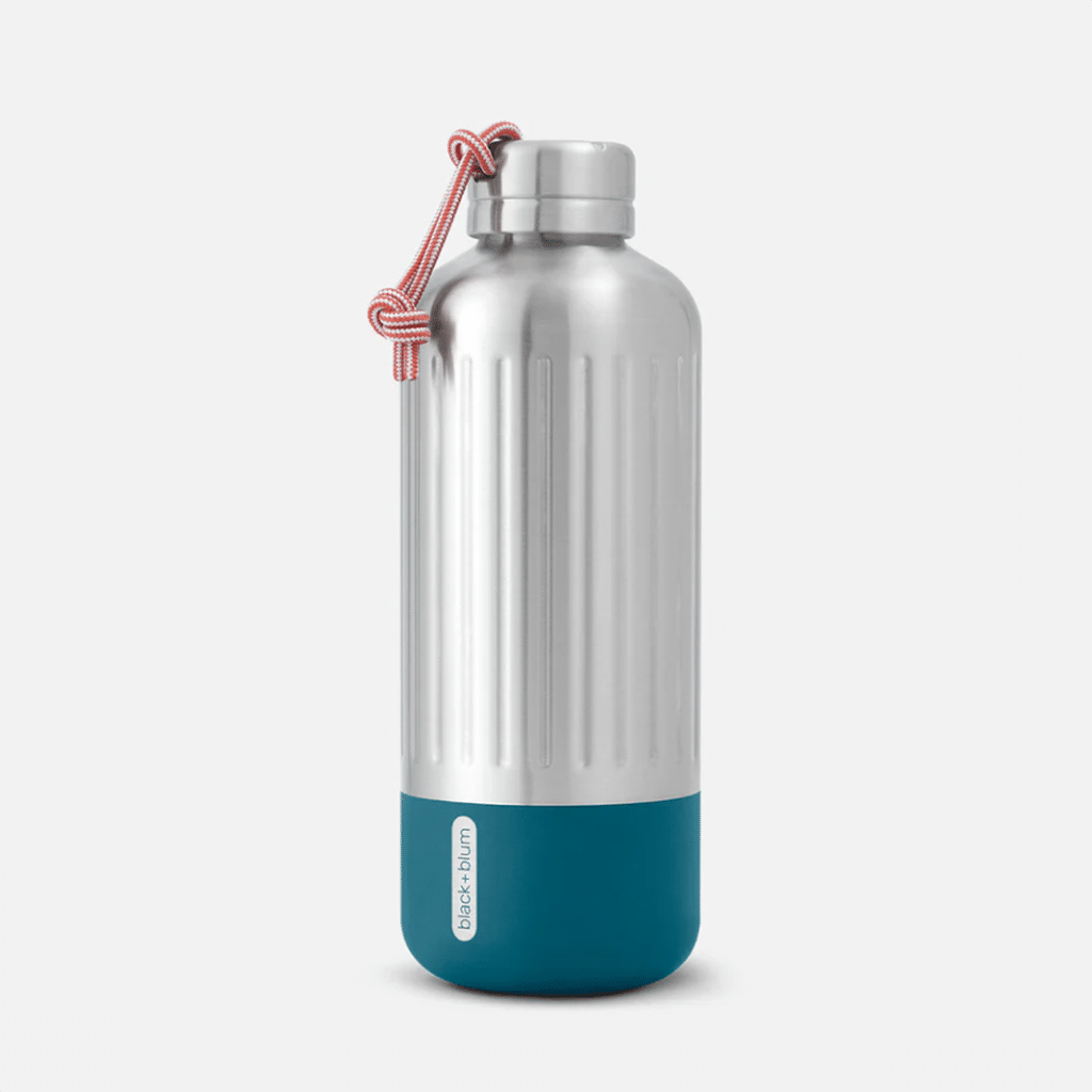 une bouteille isotherme "explorer large" Black+Blum, vue de face sur fond blanc