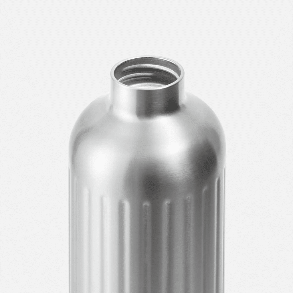 une bouteille isotherme "explorer large" Black+Blum, vue de face sur fond blanc