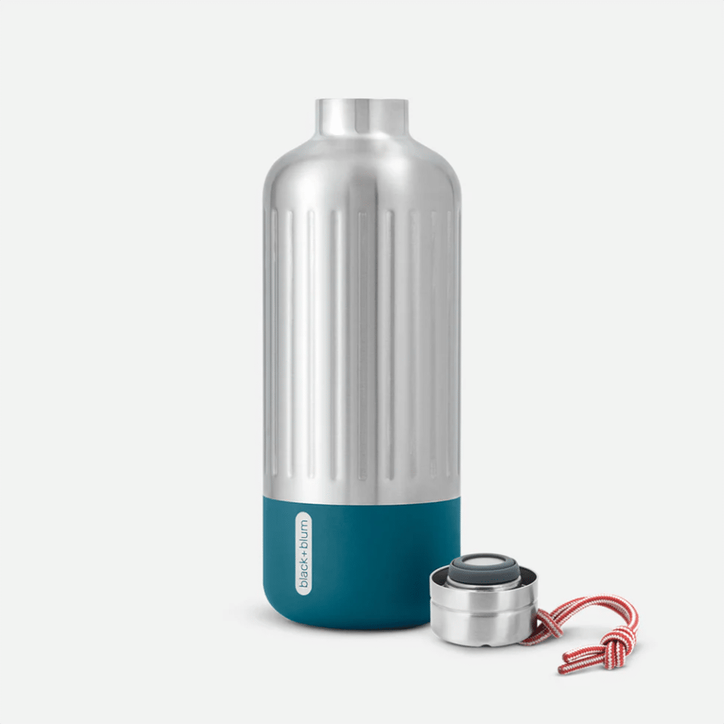 une bouteille isotherme "explorer large" Black+Blum, vue de face sur fond blanc