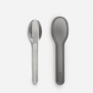 un set de couverts en acier Black+Blum, vue de face sur fond blanc