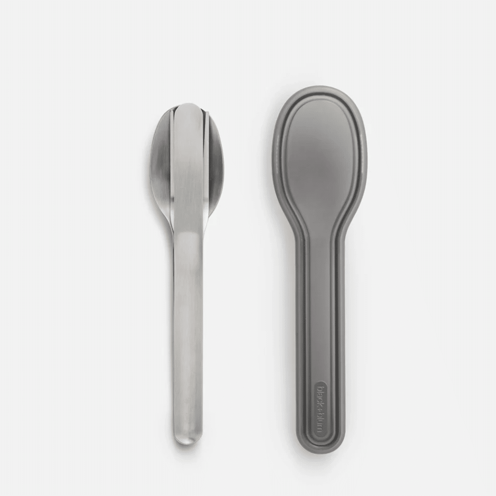 un set de couverts en acier Black+Blum, vue de face sur fond blanc
