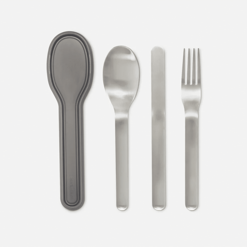 un set de couverts en acier Black+Blum, vue de face sur fond blanc
