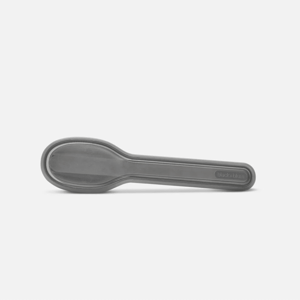 un set de couverts en acier Black+Blum, vue de face sur fond blanc