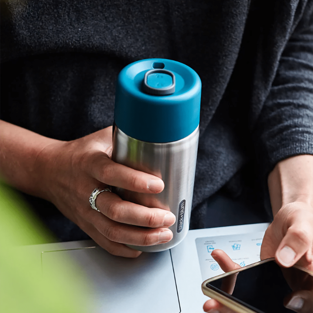 une tasse de voyage isotherme 340ml Black+Blum, vue de face