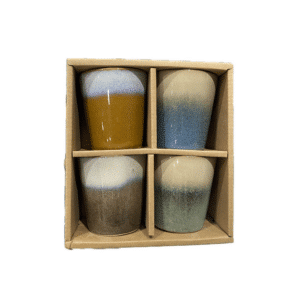 un coffret de 4 tasses en grès, vue de face sur fond blanc