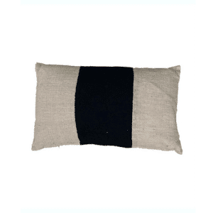 un coussin rectangle noir, vue de face sur fond blanc
