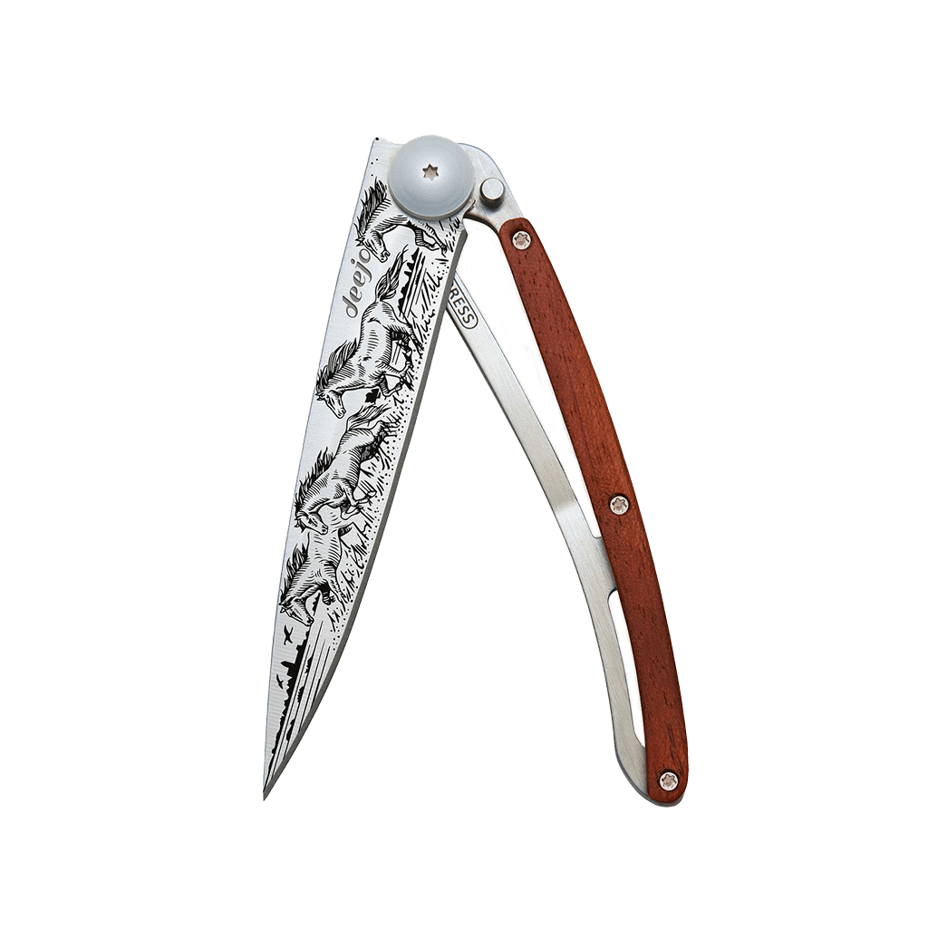 Couteau de poche titane 37g - Bois corail - Chevaux sauvages, Deejo, vue de face sur fond blanc
