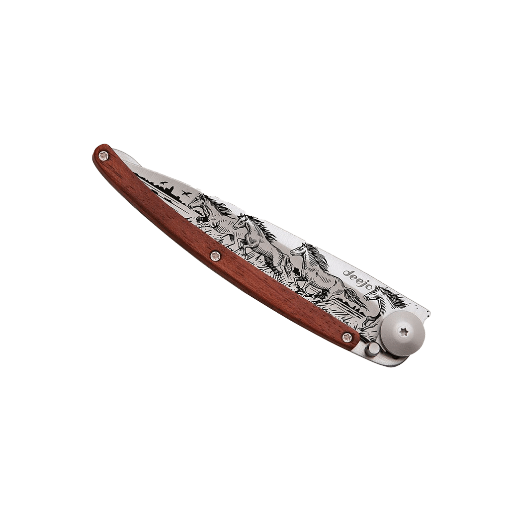 Couteau de poche titane 37g - Bois corail - Chevaux sauvages, Deejo, vue de face sur fond blanc