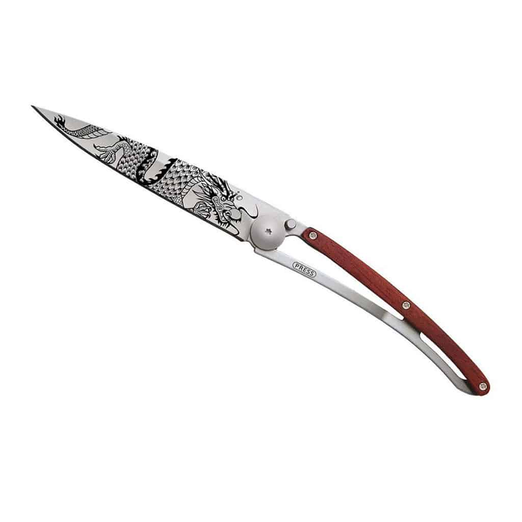 Couteau de poche titane 37g - Bois corail - Dragon chinois, Deejo, vue de face sur fond blanc