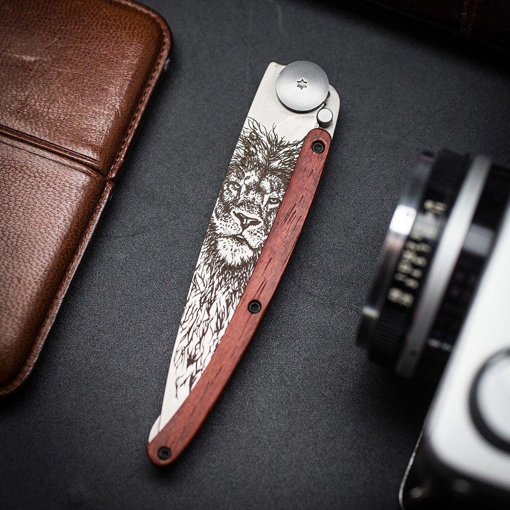 Couteau de poche titane 37g - Bois corail - Lion, Deejo, vue de face