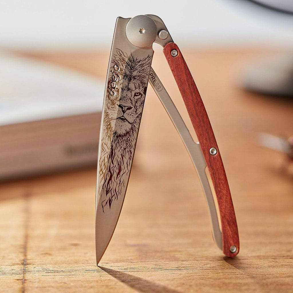 Couteau de poche titane 37g - Bois corail - Lion, Deejo, vue de face