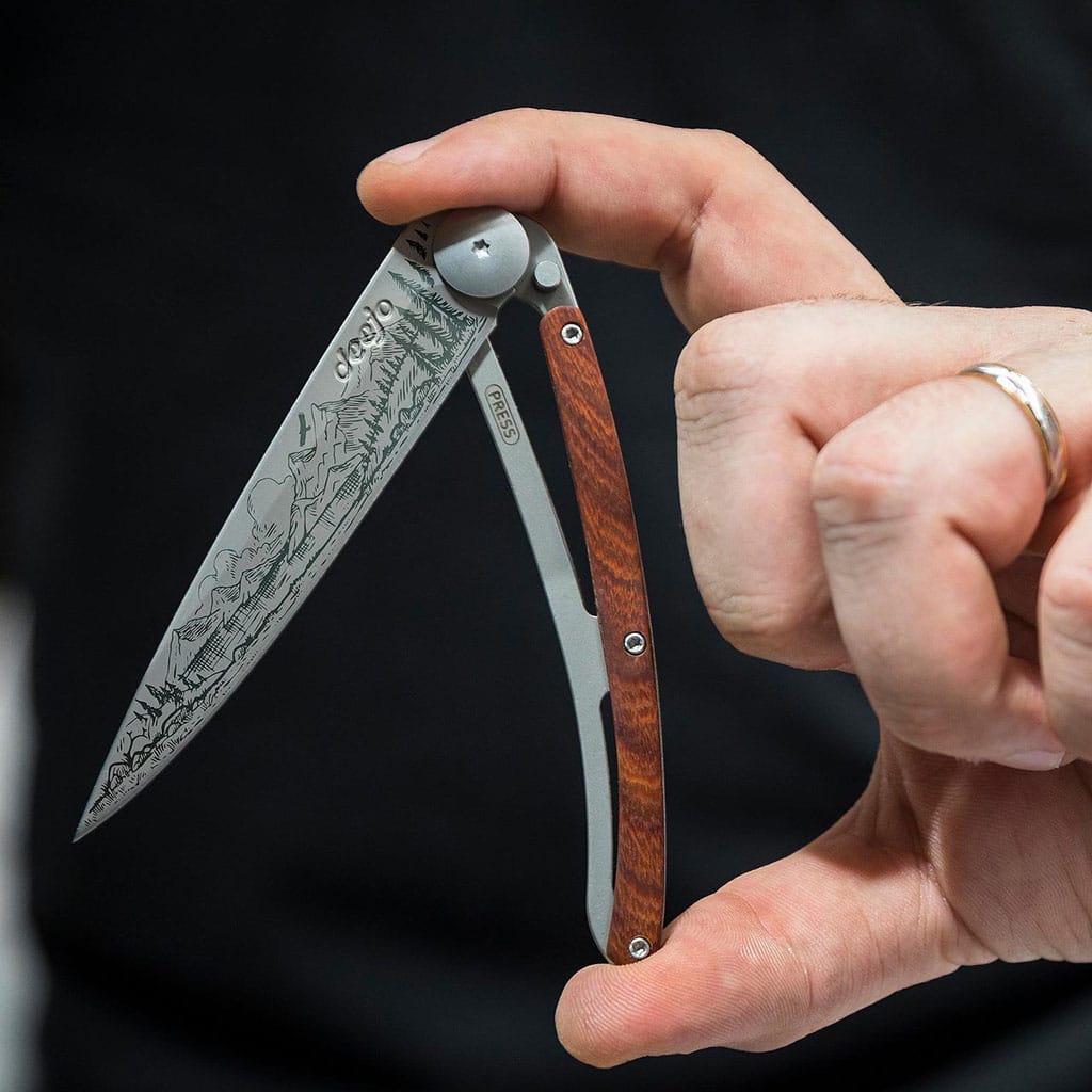 Couteau de poche titane 37g - Bois corail - Montagne, Deejo, vue de face