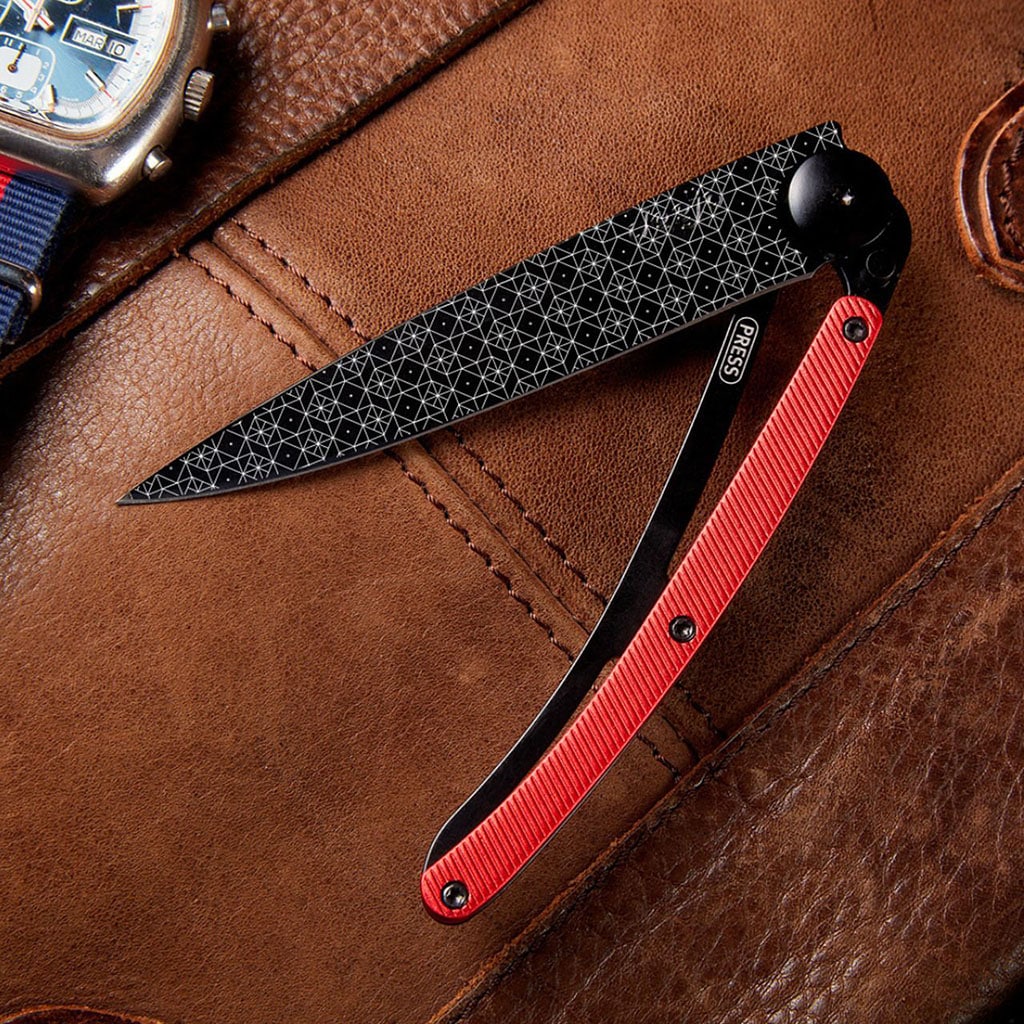 Couteau de poche black aluminium 37g - Rouge - Frise, Deejo, vue de face