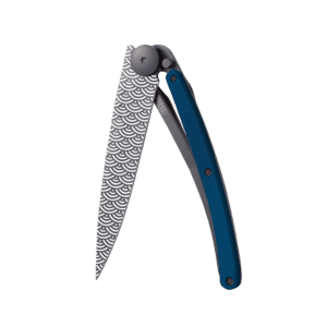Couteau de poche black aluminium 37g - Bleu - Nuages, Deejo, vue de face sur fond blanc
