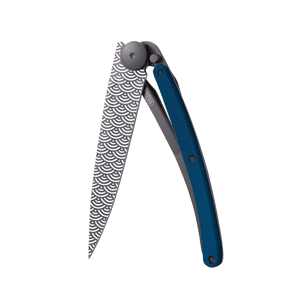 Couteau de poche black aluminium 37g - Bleu - Nuages, Deejo, vue de face sur fond blanc