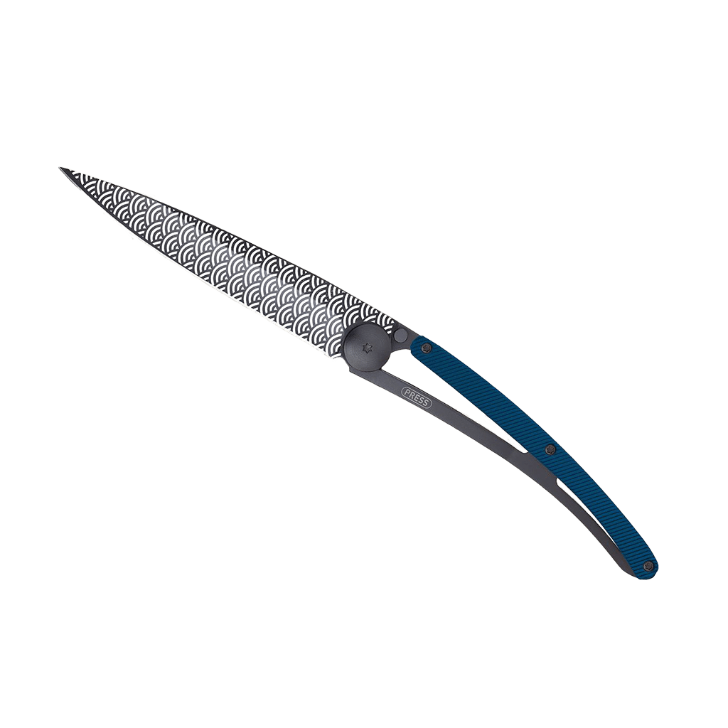 Couteau de poche black aluminium 37g - Bleu - Nuages, Deejo, vue de face sur fond blanc