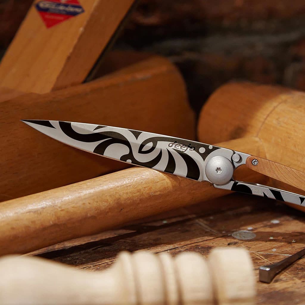 Couteau de poche titane 37g - Genévrier - Tribal, Deejo, vue de face