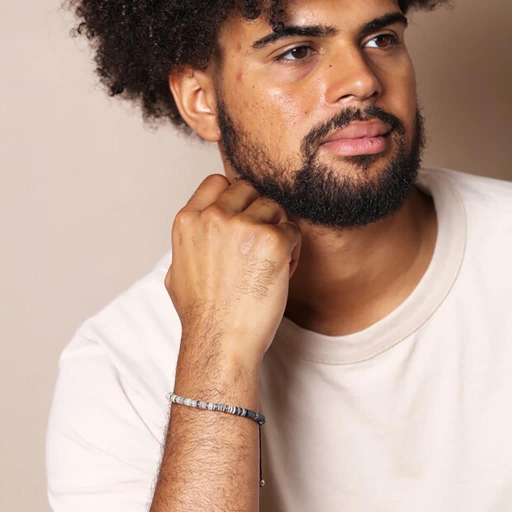 un bracelet cordon perlé Lisa Angel, porté