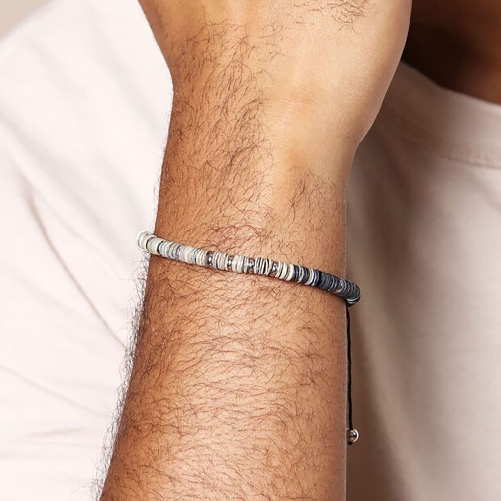 un bracelet cordon perlé Lisa Angel, porté