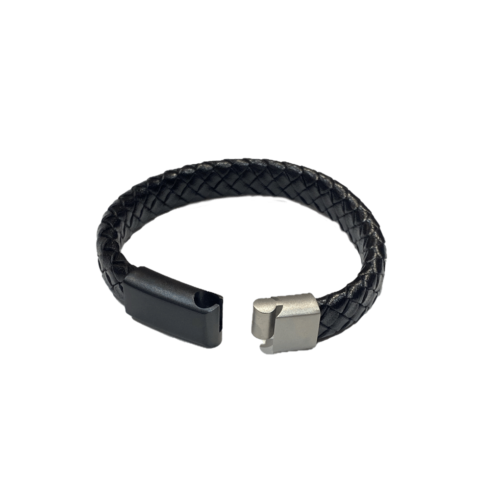 un bracelet en cuir tressé noir Lisa Angel, vue de face sur fond blanc