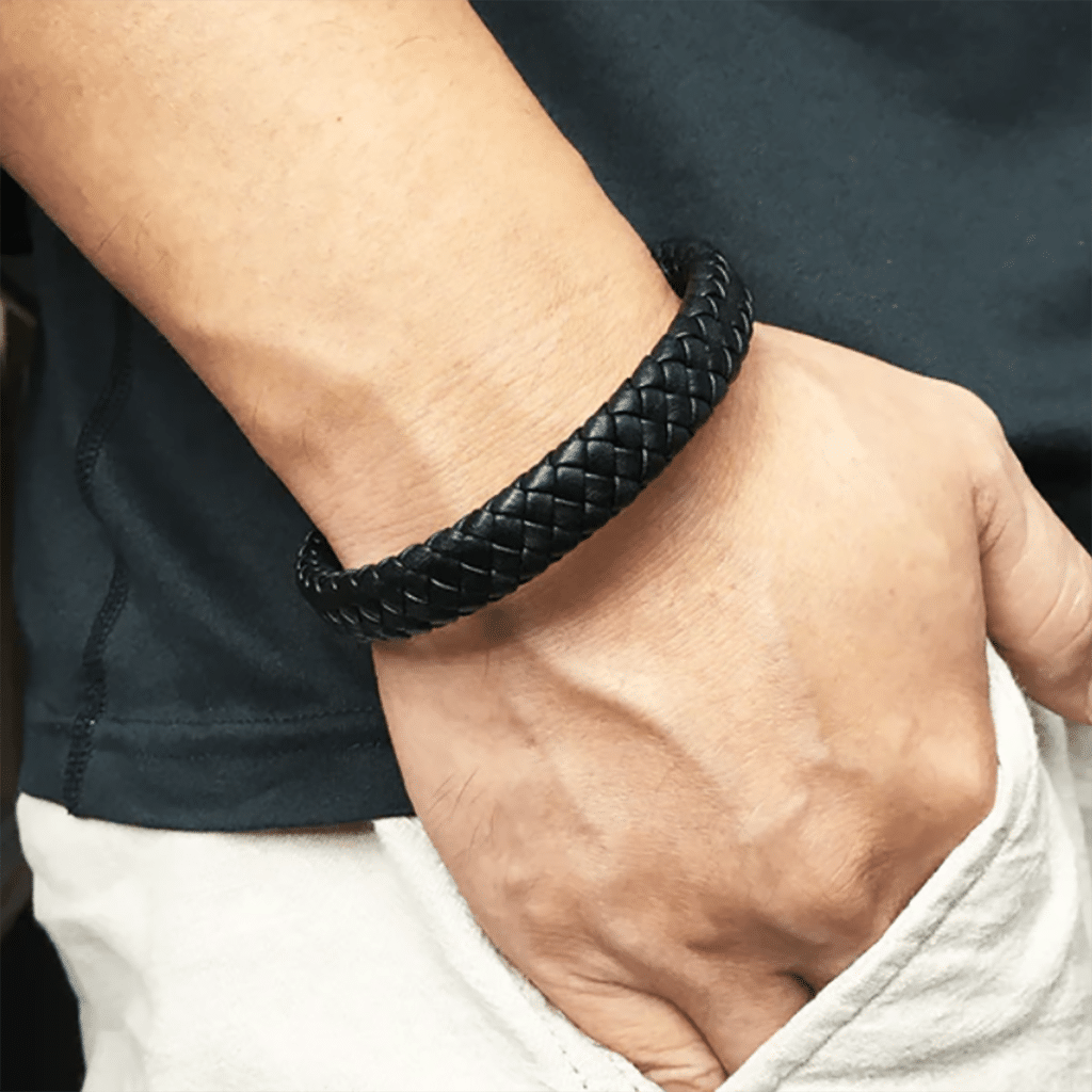 un bracelet en cuir tressé noir Lisa Angel, porté