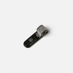 un clip porte stylo argent Papier Tigre, vue de face sur fond blanc