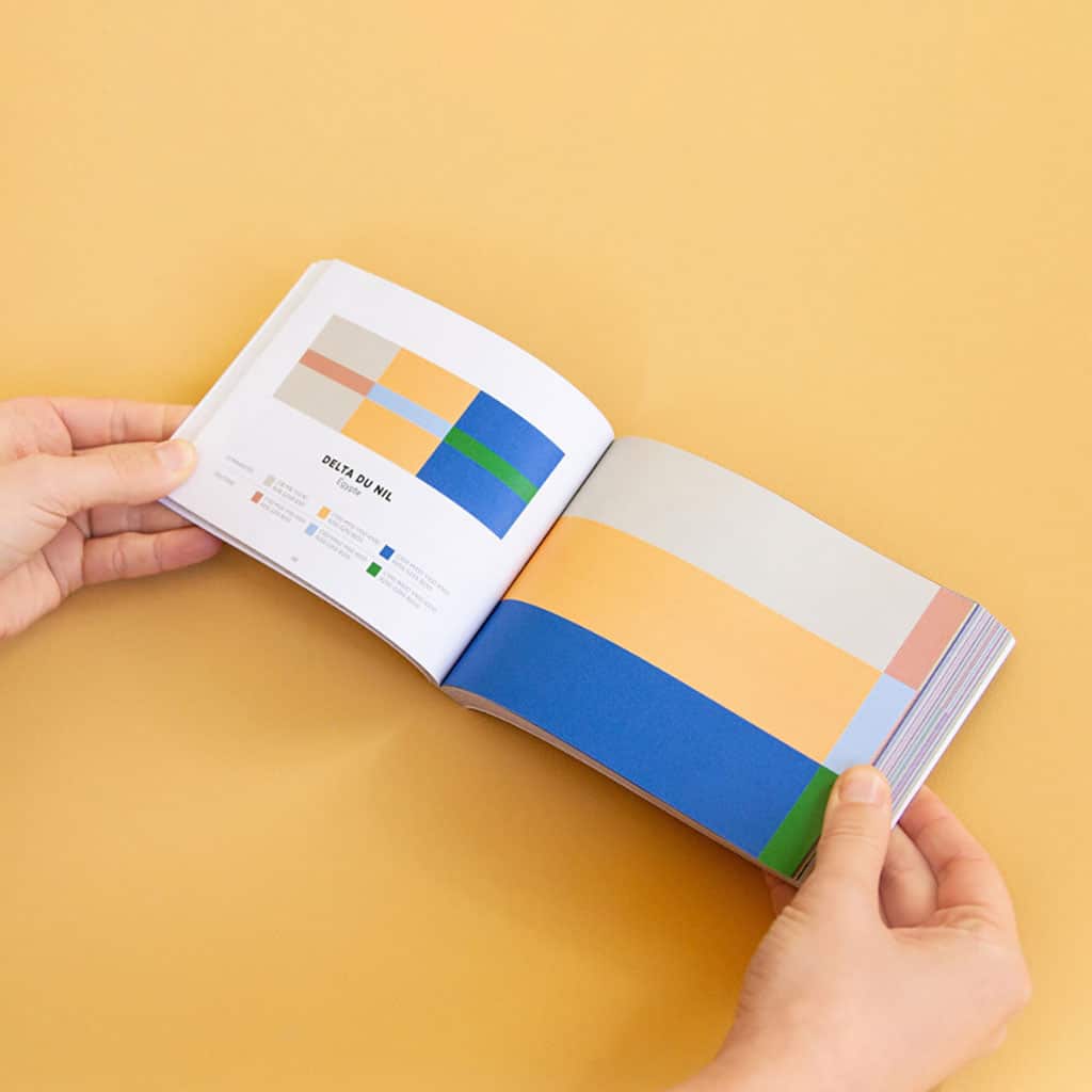 papier-tigre_color-inspiration-volume-1, ouvert sur fond orange