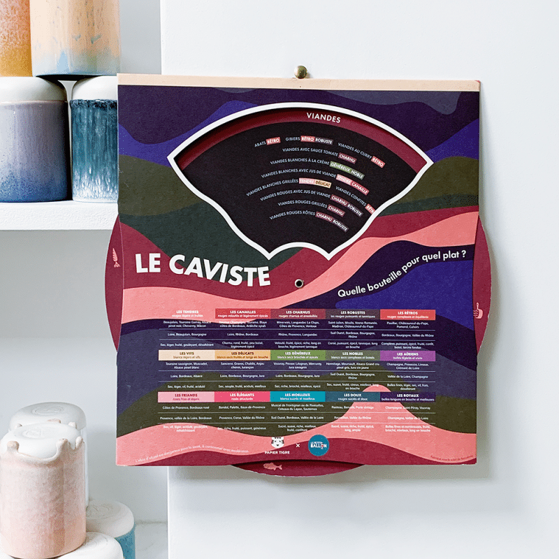 Décoration murale disque "Le Caviste" – Papier Tigre - Vue de face sur fond blanc