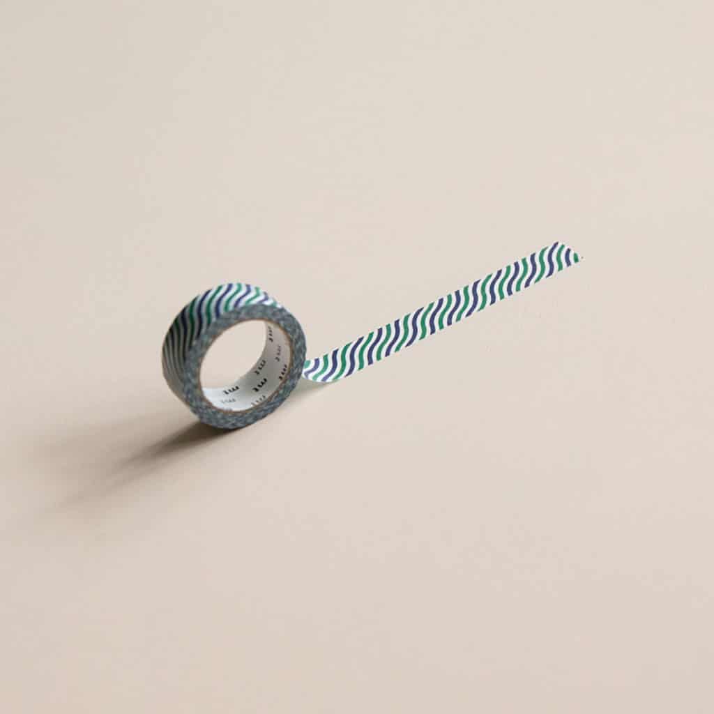 un masking tape waves Papier Tigre, vue de face sur fond beige
