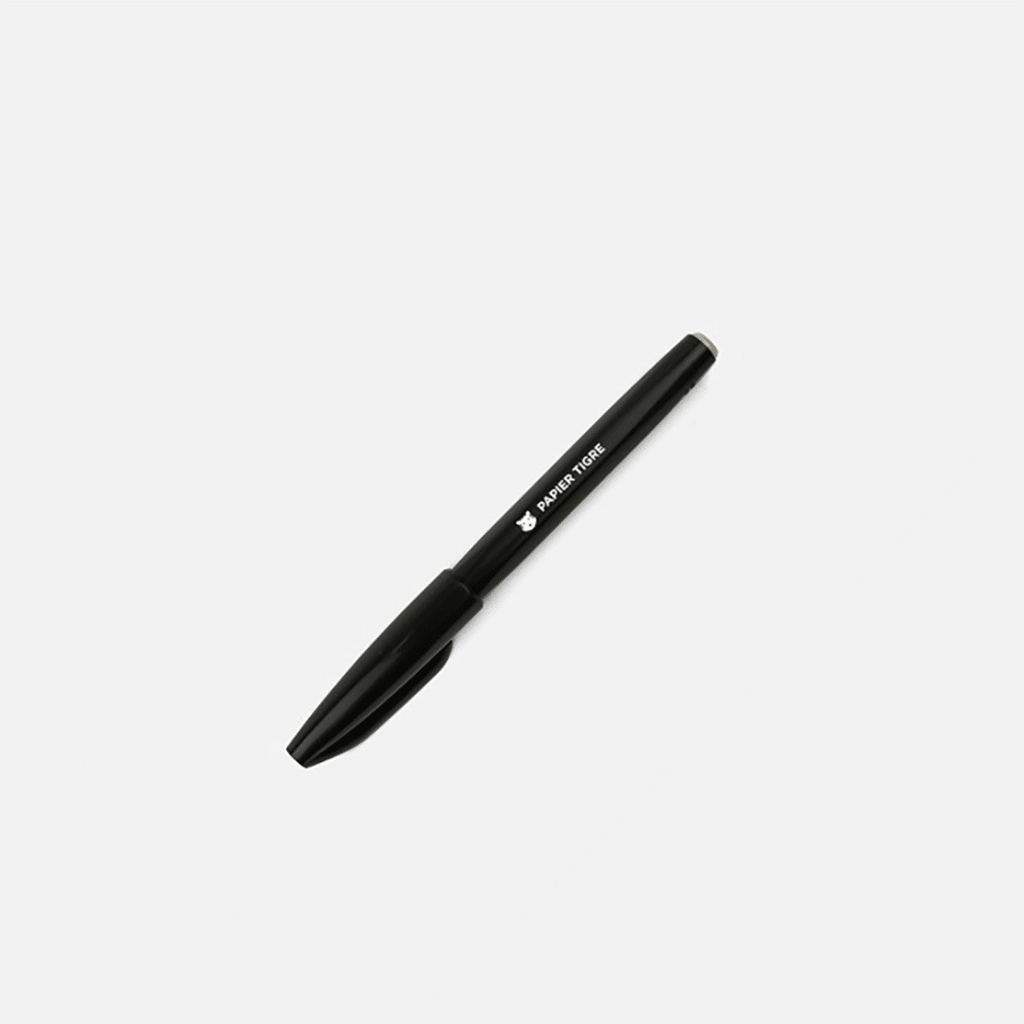 un stylo signature noir Papier Tigre, vue de face sur fond blanc