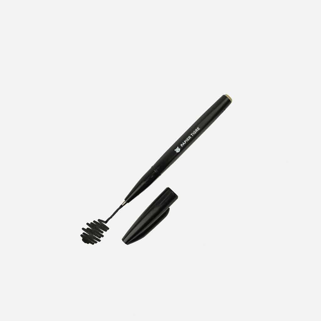 un stylo signature noir Papier Tigre, vue de face sur fond blanc