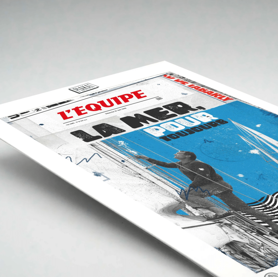 Affiche voilier Tabarly – L’Équipe x Plakat - Vue de côté sur fond blanc