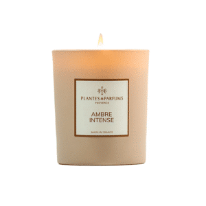 une bougie végétale ambre intense Plantes&Parfums, vue de face sur fond blanc