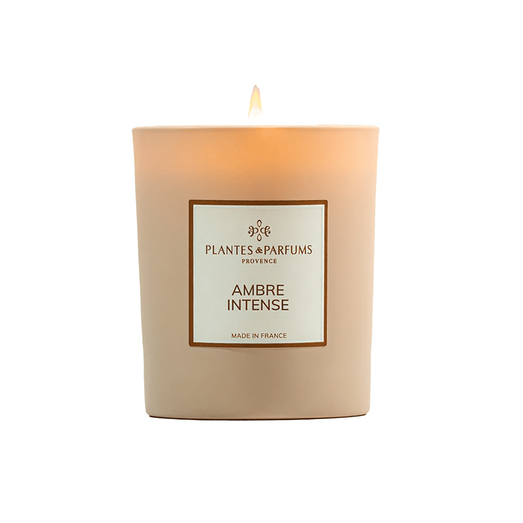 une bougie végétale ambre intense Plantes&Parfums, vue de face sur fond blanc