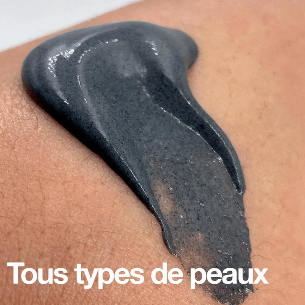 un masque exfoliant bio pour le visage Sapiens, utilisé