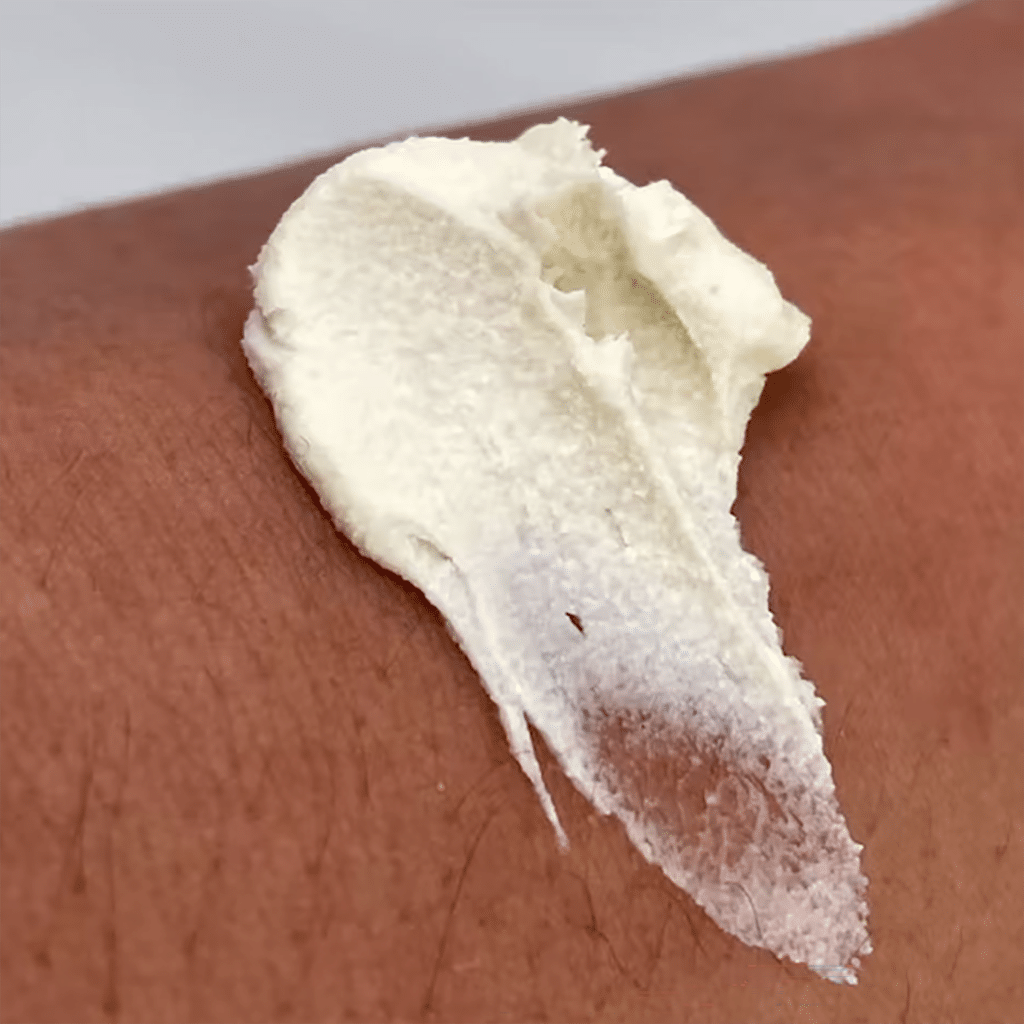 une pommade coiffante bio Sapiens, utilisée