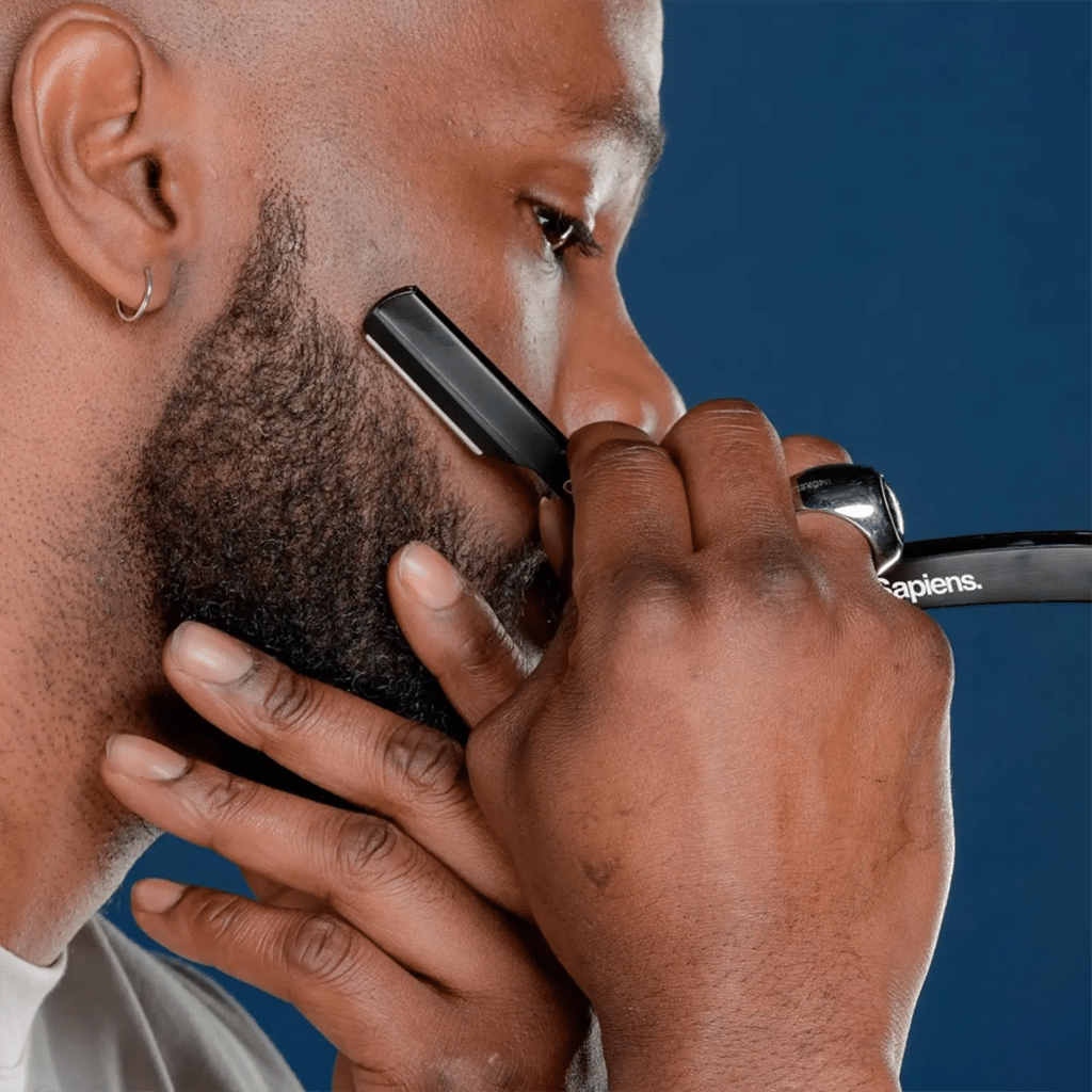 un rasoir de barbier noir Sapiens, utilisé
