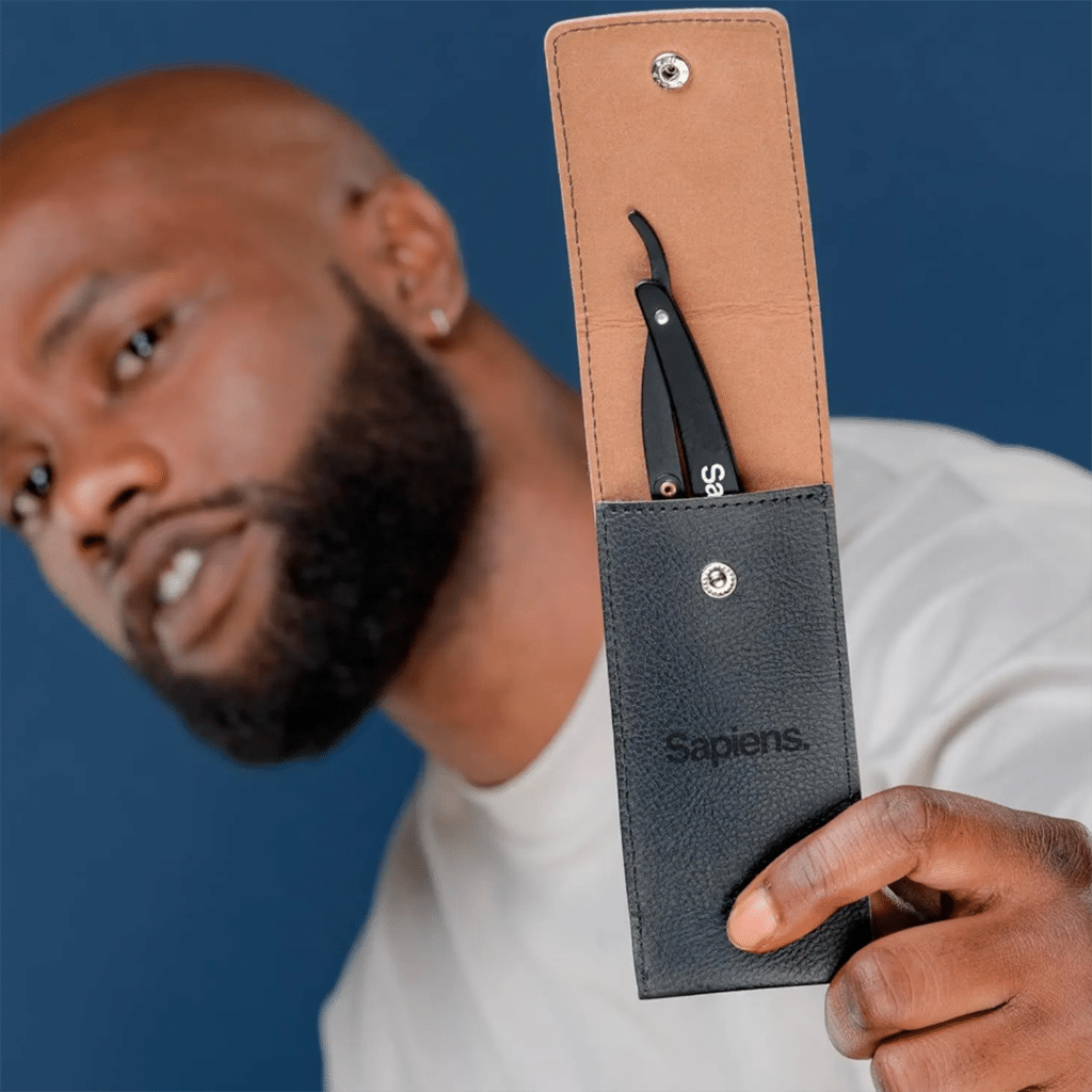 un rasoir de barbier noir Sapiens, vue de face dans son étui